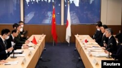 资料照 - 日本外务省副大臣山田重郎(Shigeo Yamada,Japanese Senior Deputy Minister for Foreign Affairs)(右起第二位),2023年2月22日在日本外务省同中国外交部副部长孙伟东举行日-中安全对话。