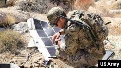 美国陆军绿色贝雷帽与第一特种部队大队(空降兵)在加利福尼亚州欧文堡国家训练中心安装太阳能电池板用于作战通信。这太阳能电池板使特种作战部队能够在最偏远的地点操作其设备,并在作为常规部队移动的同时继续进行常规部队的训练团队穿越崎岖的沙漠地形、模拟伏击和有限的通讯。