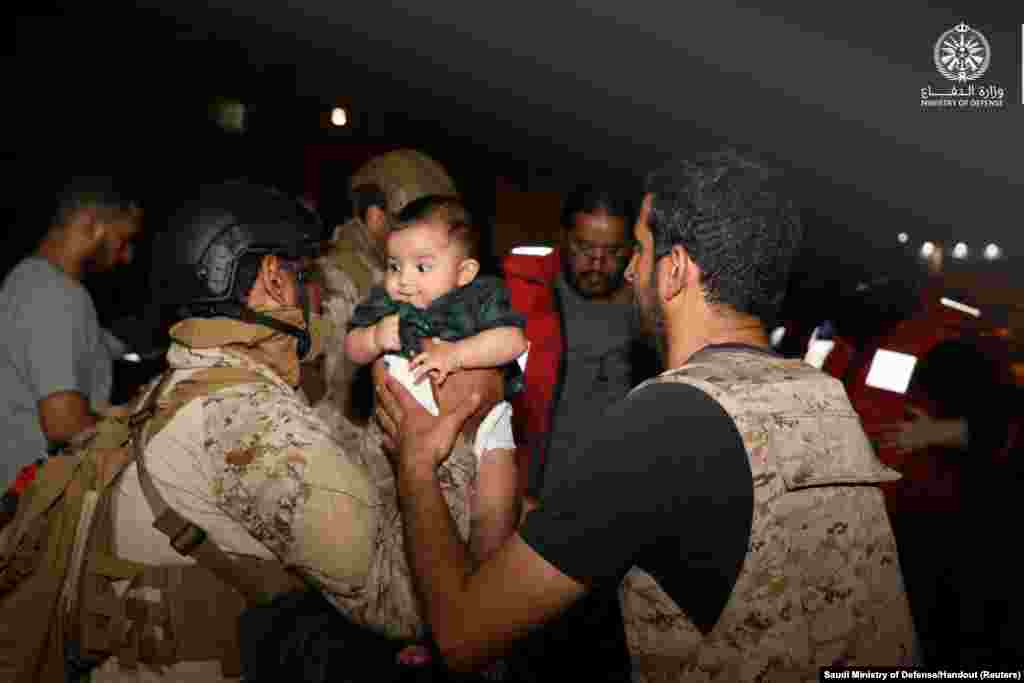 ဆူဒန်နိုင်ငံက ထွက်ခွာမယ့်သူတွေကို ဆော်ဒီရေတပ်အရာရှိတွေ သင်္ဘောပေါ်ကနေ ဆီးကြိုခဲ့ပါတယ်။ ဆော်ဒီအာရေးဘီးယားနိုင်ငံက သူ့နိုင်ငံသားတွေအပါအဝင် ဆူဒန်မှာရောက်ရှိနေတဲ့ နိုင်ငံခြားသားတွေကို ဆောဒီရေတပ်သင်္ဘောကြီးနဲ့ လာရောက်ခေါ်ဆောင်သွားခဲ့တာပါ။ (ဧပြီ ၂၂၊ ၂၀၂၃)