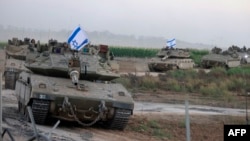 以色列一个坦克车队开赴加沙边境。(2023年10月12日)