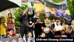 游行人士高唱在香港遭禁的反送中歌曲《愿荣光归香港》,并呼喊反送中口号“光复香港,时代革命”