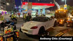 香港警察2023年6月4日在铜锣湾街头拖走了一辆挂有US8964牌照的汽车。(网络照片)