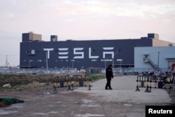 资料照:一名保安守卫在特斯拉上海超级工厂外。 (2020年1月7日)