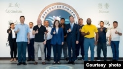 台湾海洋委员会主任委员管碧玲(前排左三)与美国在台协会安全合作办公室组长金镇泰(前排左四)、美国海岸防卫队机动辅训团成员及国际学员合照。(2024年8月26日,照片由台湾海洋委员会提供)