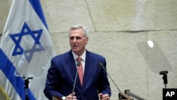 2023年5月1日,美国众议院议长凯文·麦卡锡在耶路撒冷以色列议会的一次会议上向议员发表讲话。(美联社照片)