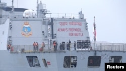 印度海军加尔各答级驱逐舰在中国青岛海军基地访问。(2019年4月21日)
