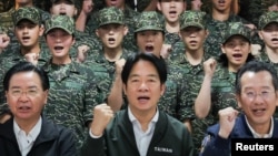 台湾总统赖清德在视察桃园军事基地时与官兵合影。(2024年5月23日)