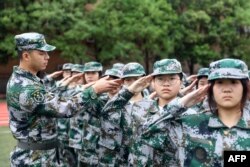 资料照:中国安徽淮北一所中学开学时中学生参加军训。(2021年9月5日)