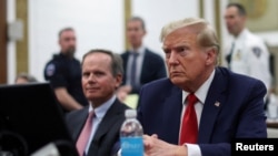 Трамп намагається отримати імунітет від судового переслідування за чотирма кримінальними справами, що містять 91 обвинувачення. У найближчі місяці він може постати перед судом. Фото: Reuters, 7 грудня 2023 року, Дональд Трамп у Верховному суді Нью-Йорка