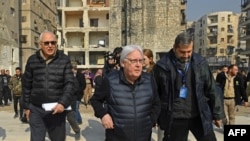 联合国人道事务负责人格里菲思在叙利亚阿勒颇市视察灾情。(2023年2月13日)