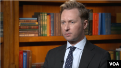 Директор оперативної групи Мін'юсту KleptoCapturе Ендрю Адамс. Скріншот із відео Голосу Америки 16 березня 2023 року