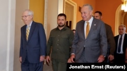 У четвер зранку президент України Володимир Зеленський зустрівся із лідерами Палати представників та усім складом Сенату. Обидві зустрічі проходили за закритими дверима.