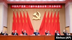 中共官媒新华社2024年7月18日发布照片显示,中共领导人习近平带领他的政治局常委成员在北京出席中共二十届三中全会。