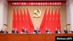 中共官媒新华社2024年7月18日发布照片显示,中共领导人习近平带领他的政治局常委成员在北京出席中共二十届三中全会。