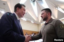 乌克兰总统泽连斯基2023年5月21日在七国集团首脑会晤外围与韩国总统尹锡悦会晤。(路透社转发)