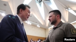 乌克兰总统泽连斯基2023年5月21日在七国集团首脑会晤外围与韩国总统尹锡悦会晤。(路透社转发)