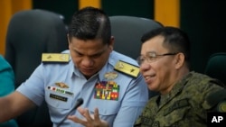 Người phát ngôn Lực lượng bảo vệ bờ biển Philippines, Chuẩn tướng Jay Talila (trái) và người phát ngôn Lực lượng vũ trang Philippines, Đại tá Medel Aguilar, tại một cuộc họp báo.