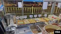 12月18日下午5点下班后,河北中医药大学毕业生刘畅备好货开始出摊,顺便吃一桶泡面解决晚餐。