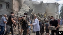 俄罗斯导弹炸毁了乌克兰首都基辅的一家主要的儿童医院,救援人员和志愿者在搜寻罹难者和幸存者。(2024年7月8日)