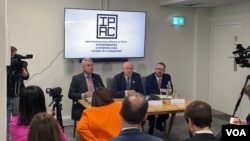 3月25日,被中方黑客攻击的三名英国跨党派国会议员在“对华政策跨国议会联盟”发表新闻发布会 (美国之音/李伯安)