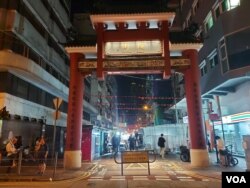 昔日人山人海的香港庙街夜市,疫情结束后也难见人潮 (美国之音 林淦峰)