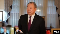 台湾驻美代表俞大㵢在华盛顿双橡园举办赖清德总统就职庆祝酒会期间接受媒体采访。(2024年5月21日,美国之音记者李逸华拍摄)