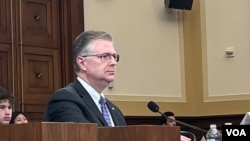 美国国务院东亚及太平洋事务助理国务卿康达出席众议院外交事务委员会印太小组委员会听证会。(2024年5月1日,美国之音李逸华拍摄)