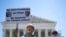 Sejumlah warga memegang poster yang memprotes keputusan Mahkamah Agung AS yang memberikan imunitas kepada Trump, dalam aksi protes di depan gedung MA di Washington, pada 1 Juli 2024. (Foto: AFP/Drew Angerer)