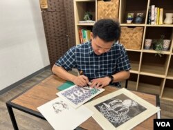 Maulana Abdul Azis, diaspora asal Purwakarta pendiri Cutterme, seni potong kertas menyerupai potret stensil di Maryland, AS (dok: VOA)