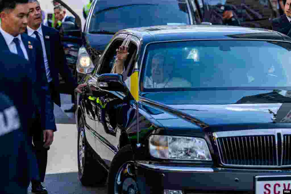 2023 年 9 月 1 日,教宗抵达蒙古乌兰巴托主教府时向人群挥手致意。