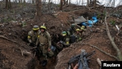 在巴赫穆特前线的乌克兰士兵在一场激战后整休。(2023年5月11日)