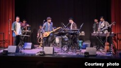 Riau Rhythm yang beranggotakan 8 orang tampil di negara bagian Illinois, New Jersey, dan New York (dok: Riau Rhythm)