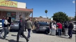 在丁胖子广场来来往往找工作、住宿、领食物的人群 在丁胖子广场来来往往找工作、住宿、领食物的人群