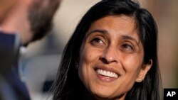 资料照片:共和党副总统候选人、俄亥俄州参议员J.D.万斯的妻子乌莎·万斯(Usha Vance)在俄亥俄州辛辛那提的投票站外与记者交谈。(2022年11月8日)