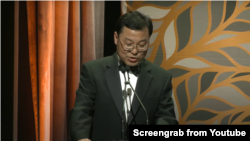 中国驻美大使谢锋在美中关系全国委员会2023年年会上宣读中国国家主席习近平的贺信。(YouTube截图)