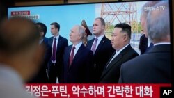 韩国首尔火车站的电视屏幕上播放了俄罗斯总统普京与朝鲜领导人金正恩2023年9月13日星期三会面的报道。俄朝领导人在西伯利亚接近中国边境的东方航天发射场举行峰会。(美联社图片)