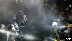 在加利福尼亚大学洛杉矶分校,在校园抗议营地的障碍被部分拆毁后,警察与支持巴勒斯坦人的抗议学生对峙。(2024年5月2日)