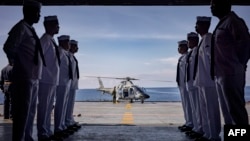 资料照:菲律宾海军士兵在巴丹群岛卡加延卡拉延岛海岸附近的一艘登陆舰上。巴丹群岛是位于菲律宾最北端的一组岛屿,距离台湾仅140公里。(2023年6月30日)