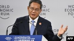 资料照片:中国总理李强在中国辽宁省大连举行的世界经济论坛新领军者年会的开幕式上发表讲话。(2024年6月25日)