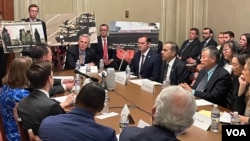 美国国会众议院美中战略竞争特设委员会2023年6月5日在国会山召开圆桌讨论会,纪念天安门事件34周年,众议院议长麦卡锡出席并发表讲话。(美国之音记者李逸华摄)