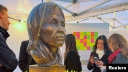 瑞士日内瓦展出的已故中国异议人士曹顺利的塑像。(2024年3月14日)