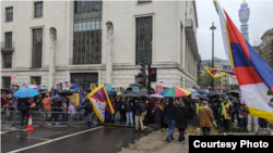 3月10日,英国藏人在中国大使馆门前抗议(自由西藏提供)