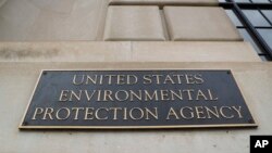 资料照片:美国环境保护署大楼的标牌。