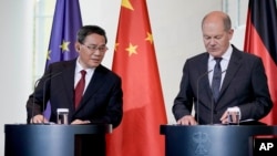 2023年6月20日,德国总理奥拉夫·朔尔茨(右)和中国总理李强在德国柏林总理府向媒体介绍两国政府磋商后的情况。(美联社照片)