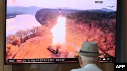 一名男子在首尔火车站观看电视台播放的朝鲜导弹试射视频。(2024年6月26日)