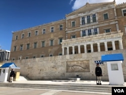 资料照片:位于雅典希腊议会大厦前的无名战士纪念碑。