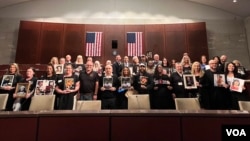 美国国会众议院中共问题特设委员会两党领袖与芬太尼危机的受害者家属合影。(2024年4月16日,美国之音记者李逸华摄)