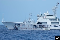 2023年4月23日,一艘中国海警船在南中国海有争议海域拦截菲律宾的海岸警卫队巡逻船,险些造成撞船事故。