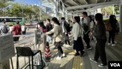 反修例运动后中大学生进入校园必须“拍卡”经过闸机。 (美国之音/汤惠云)