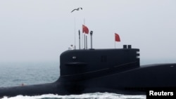 资料照:一艘中国海军潜艇在青岛港外参加庆祝解放军建军70周年的检阅活动。(2019年4月23日)